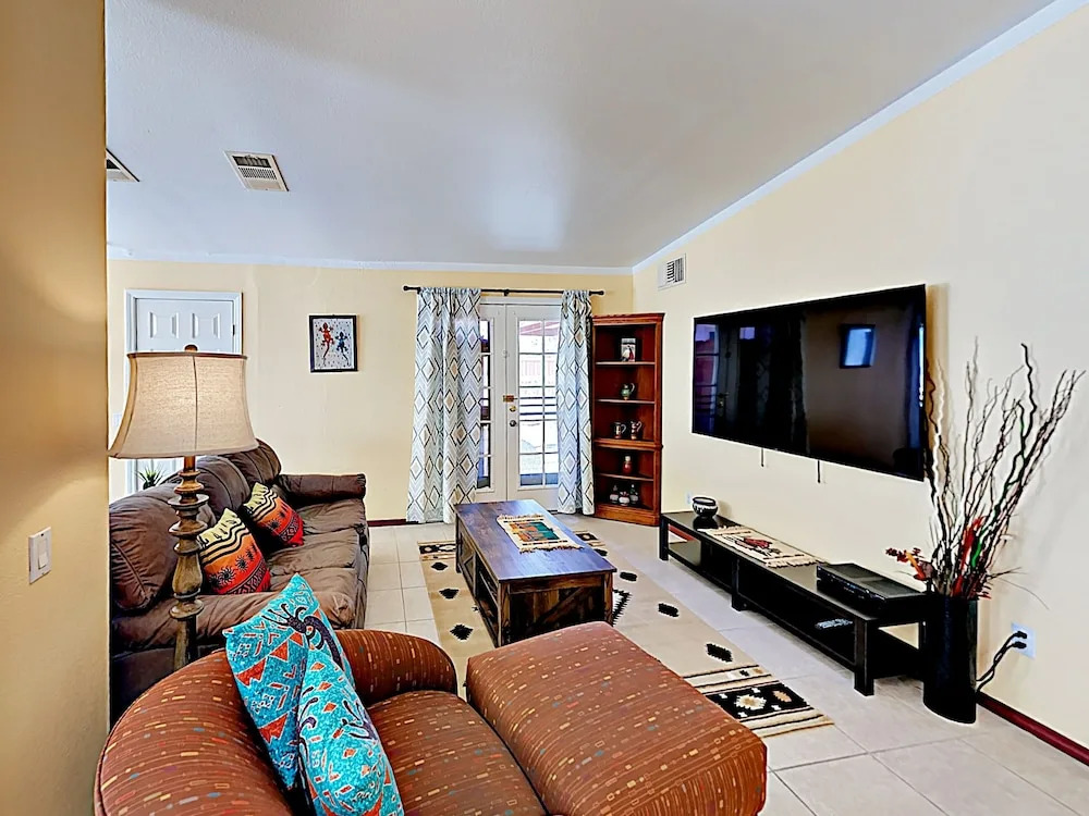 Desert Oasis W/ Private Pool & Spa 4 Bedroom Home