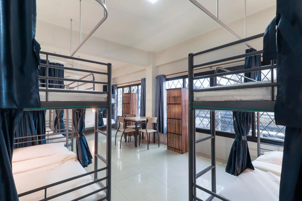 OYO 724 Green Light Cafe and Bed Hostel