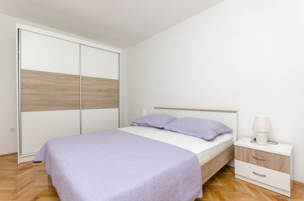Holiday house More - garden shower: Vinisce, Riviera Trogir