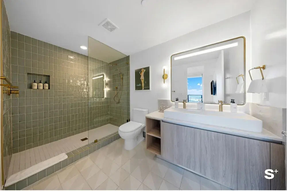 Luxury Downtown 2 BR with Skyline View