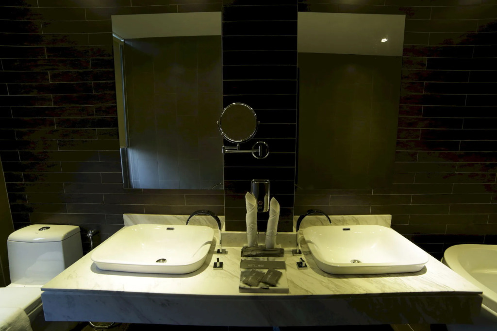 1825 Gallery Hotel