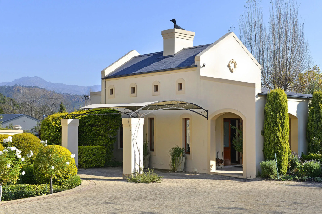 Petit Plaisir is a Romantic Self-catering Cottage on the Side of the Village no1