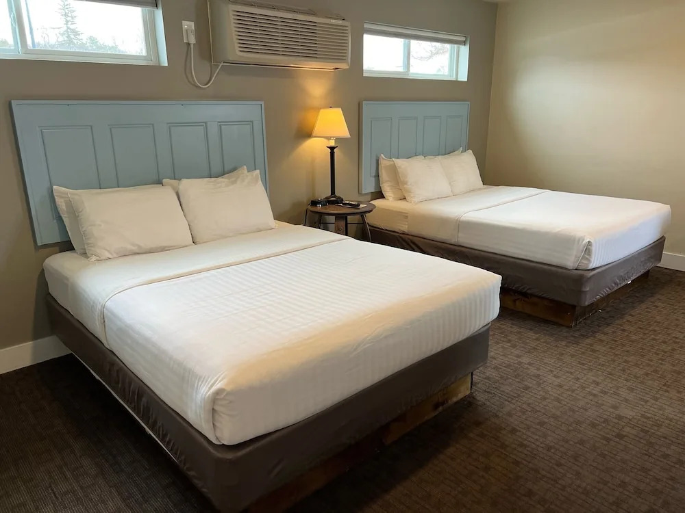 Julies Park Cafe & Motel