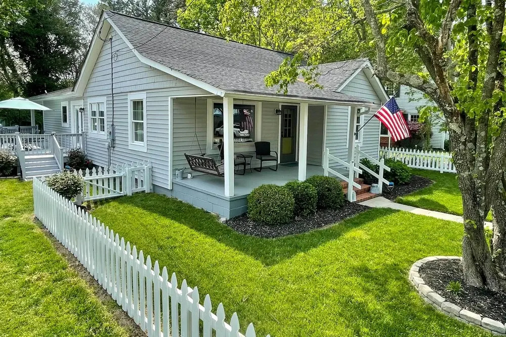 Private Yard & Water Views: Cozy Urbanna Cottage