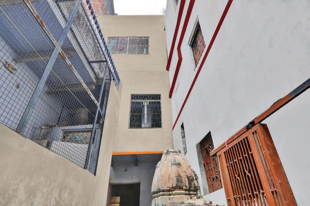 OYO 82070 Rudra Guest House