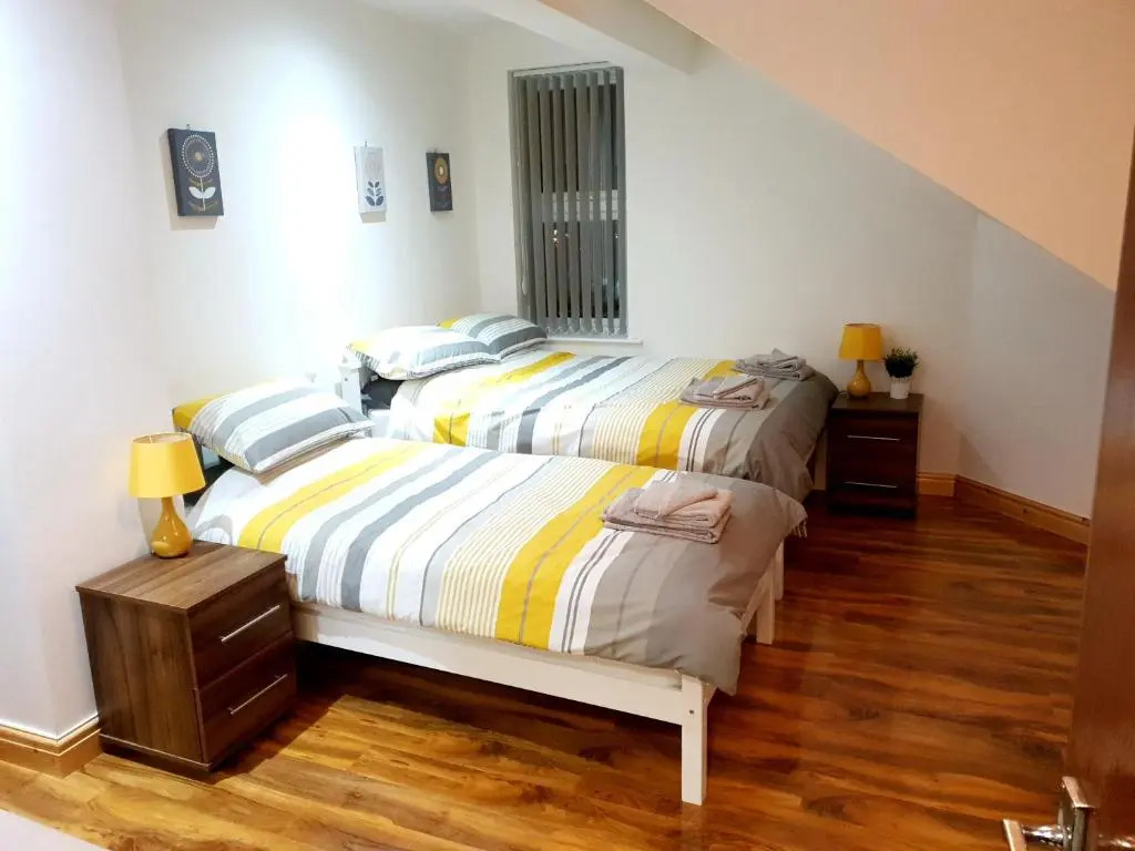 Spacious 3-Bedroom House Near Leeds City Centre By Homebird Property Management Short Lets & Serviced Accommodation Leeds With En-Suite Bathrooms & Free Parking