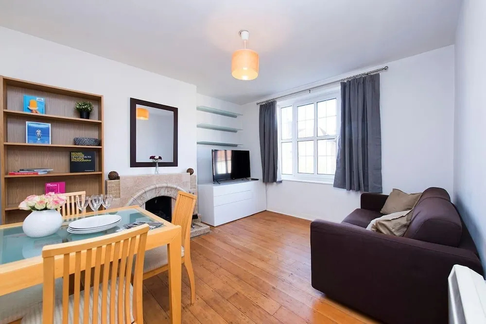 Incredibly Central Neat 2BR Flat!