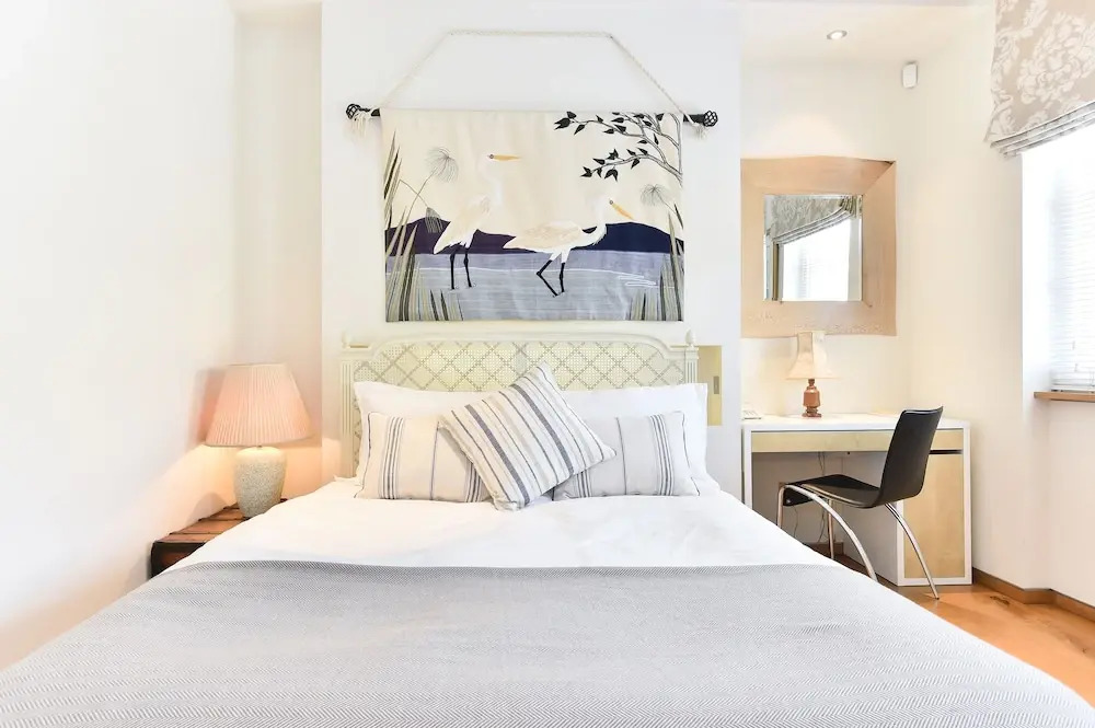 JOIVY Elegant 3 Bed Apt With Rooftop Terrace In Pimlico