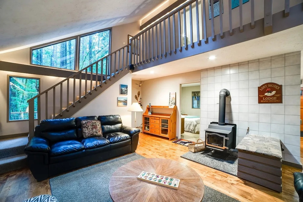 55sl - Hot Tub - Wood Stove - Sleeps 10 Home