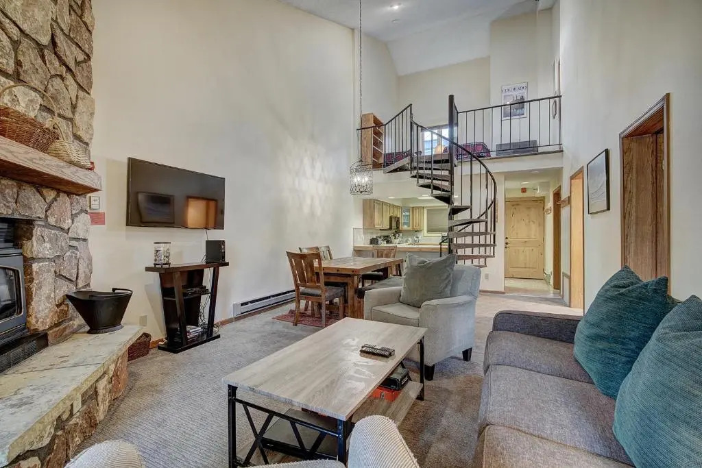 Atrium 304