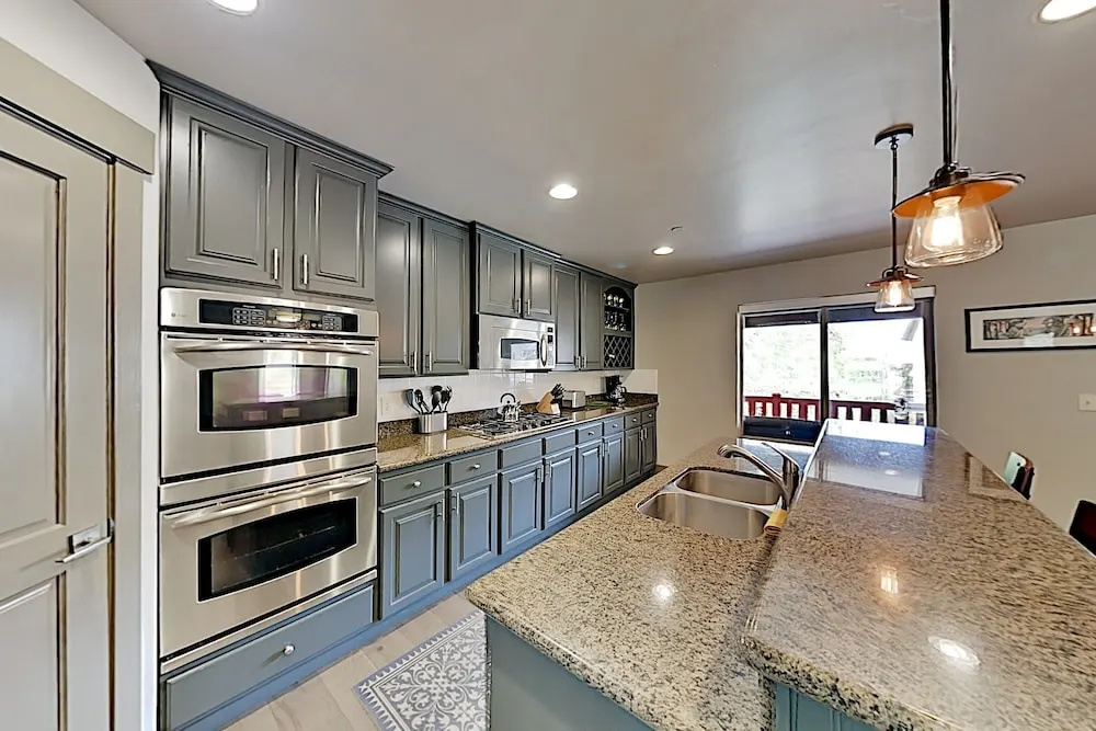 2-unit Bear Hollow Village W/ Hot Tub 8 Bedroom Townhouse