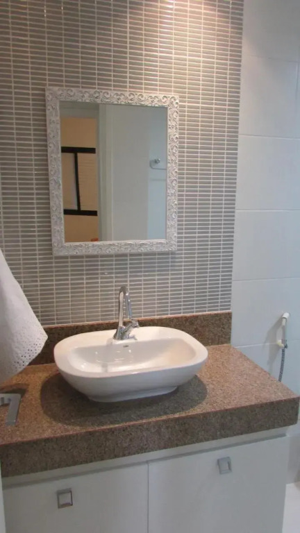 Lindo apto no Barrabela, todo equipado, com arcondicionados split novos no quarto e na sala, limpíssimo, cheiroso, novinho, condomínio em frente à praia, com piscina aquecida, sauna, quadra, academia, lavanderia, salão de beleza, restaurantes, mercado 24h