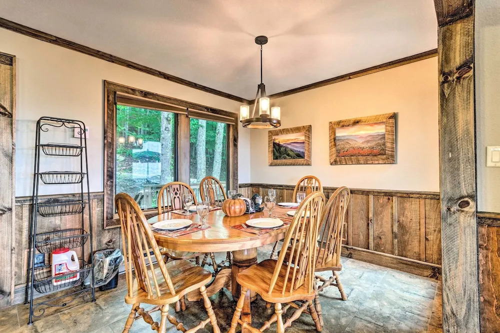 3 Mi to Beech Mtn: Treetop Cabin w/ Deck & Views