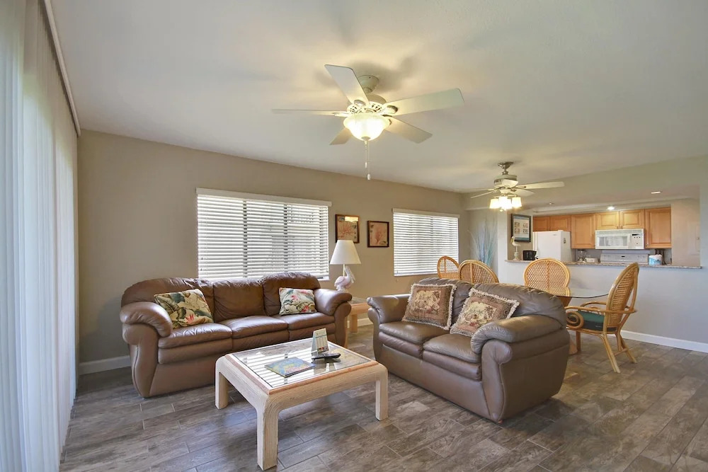 Land's End 306 Building 8 Beautifully Updated / Beachfront!