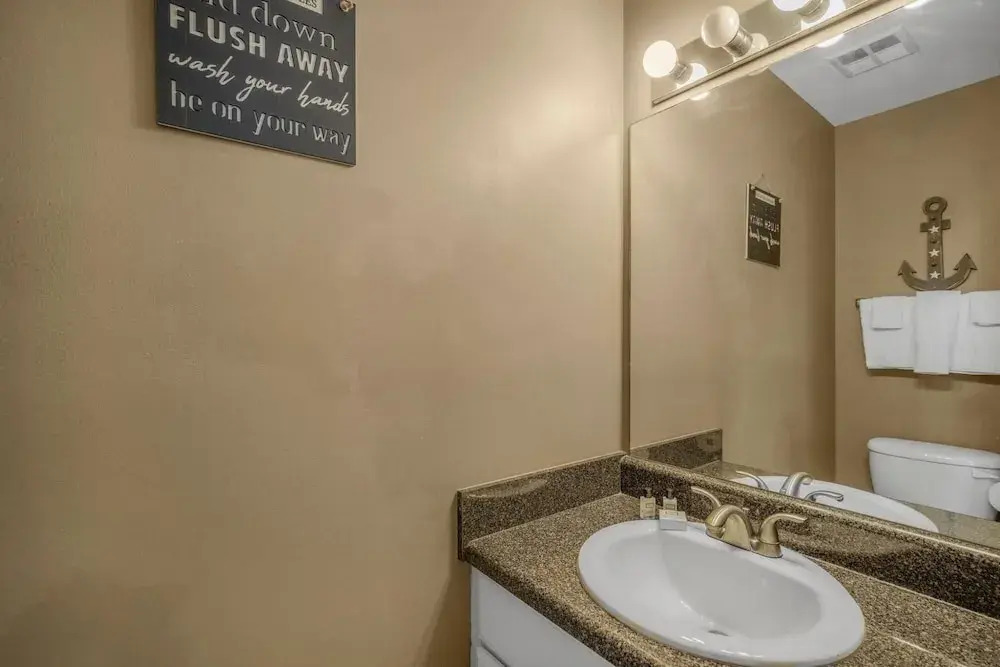 Attractive Condo Pool Across From Beach Access