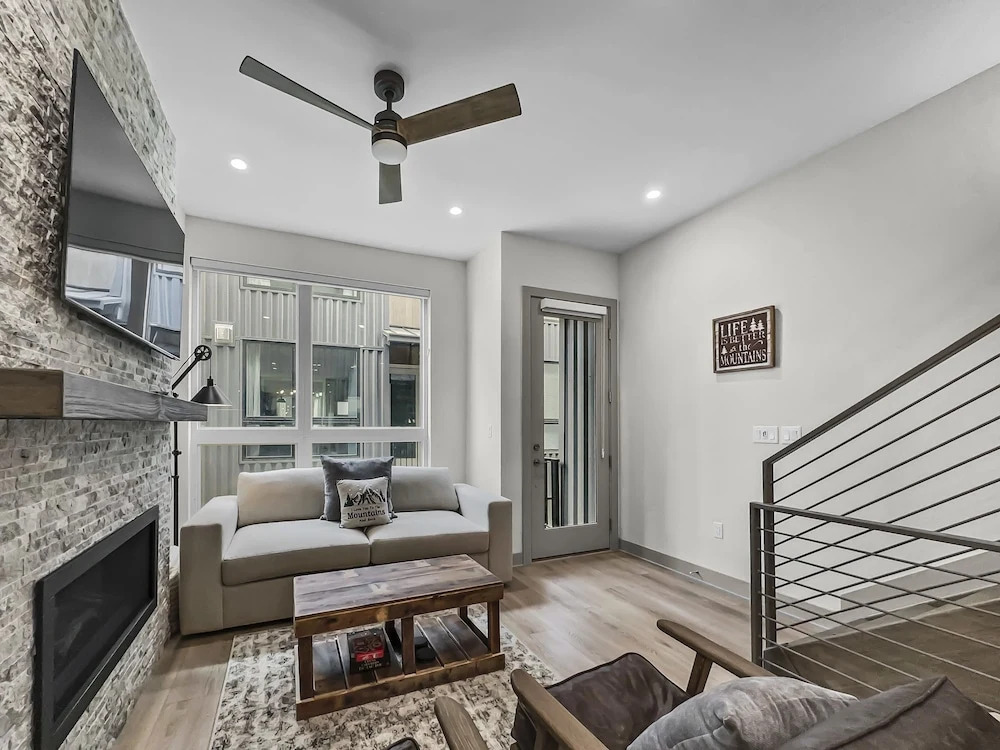58b 2br 3ba 2 Bedroom Townhouse by RedAwning
