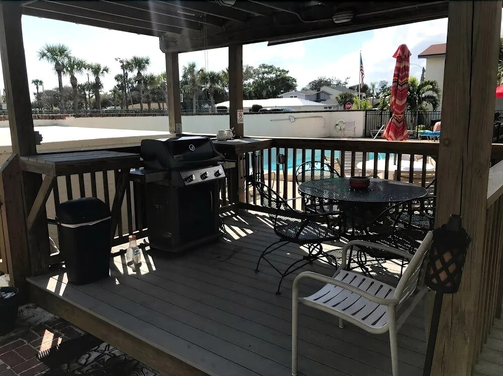 Dock Holiday- Steps From The Beach 1 Bedroom Apts