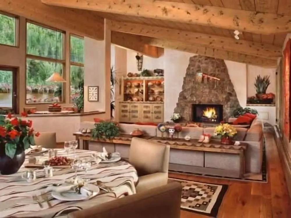 Penthouse with Panoramic Views of Vail Mountain and the Gore Range by RedAwning