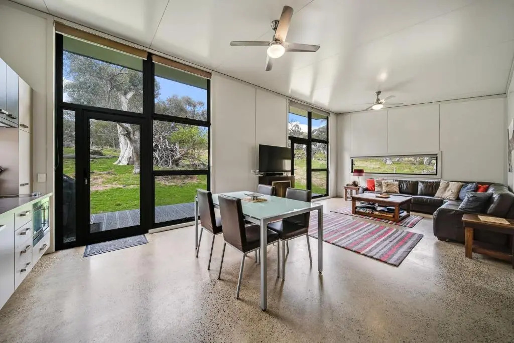 Ecocrackenback 19 'Sustainable, luxurious chalet close to the slopes.'