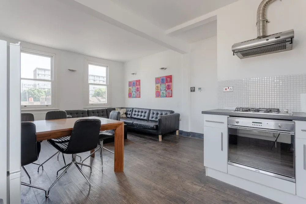 Spacious and Contemporary 3 Bedroom House