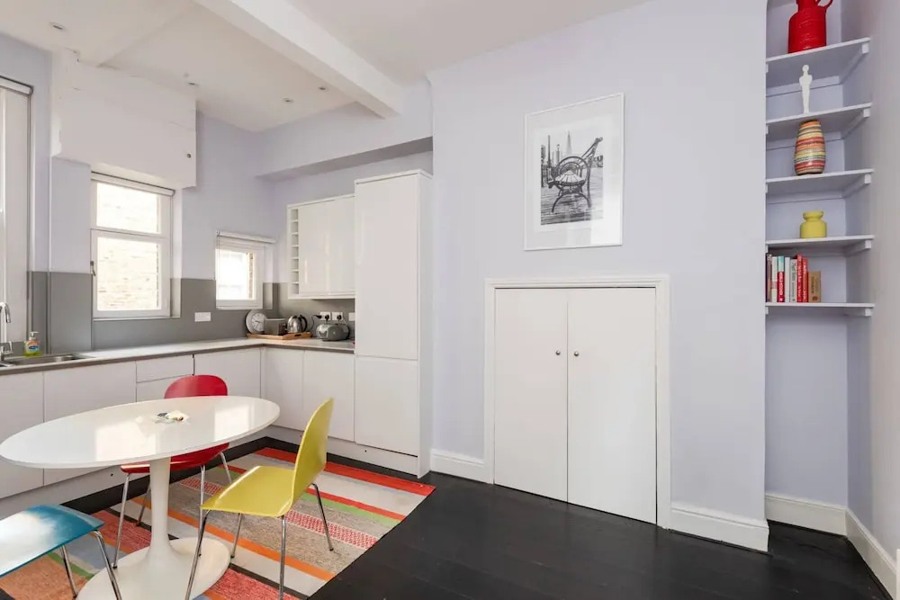 Bright 2 bed flat near Belsize Park, fits 4 guests