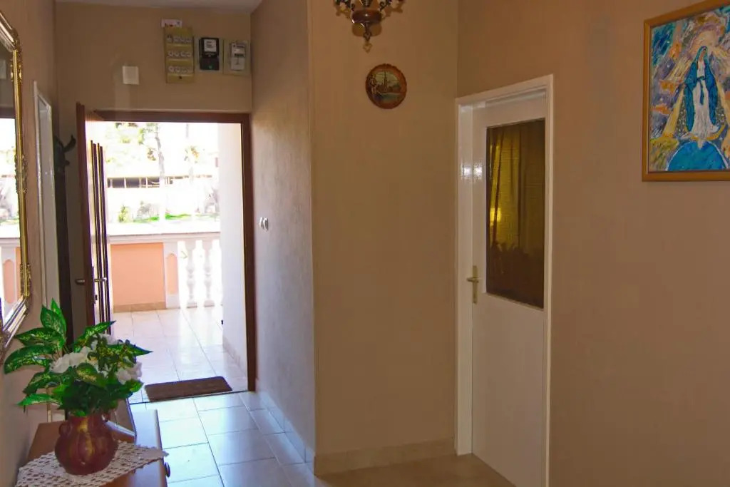 Apartment and Rooms Toka