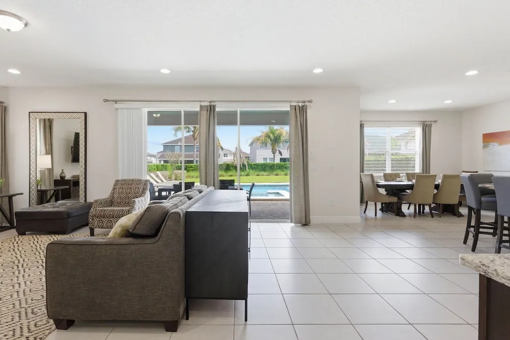 Comfort 6BR Getaway, Private Pool, Great Location