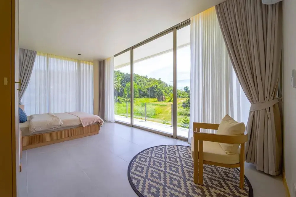 Ultra-Modern 6-Bedroom in GolfCourse PH6