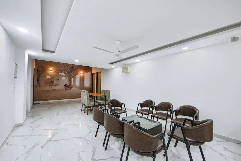 FabHotel Luxe 8 Stayz - Phase 1 Metro, Golf Course Road & Arjun Marg