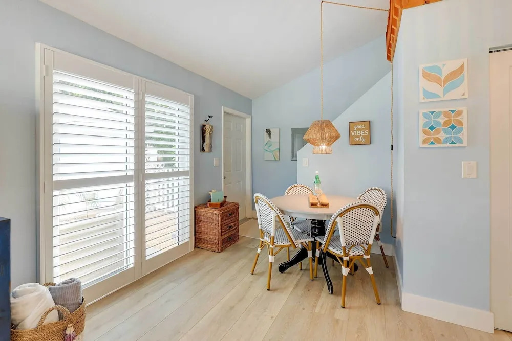 Tropical Cottage < 2 Mi to Hobe Sound Beach!