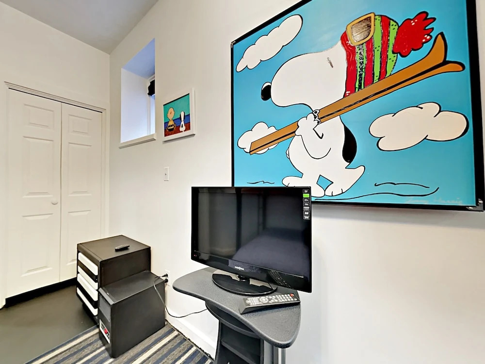 2BR Center Park City Condo by RedAwning