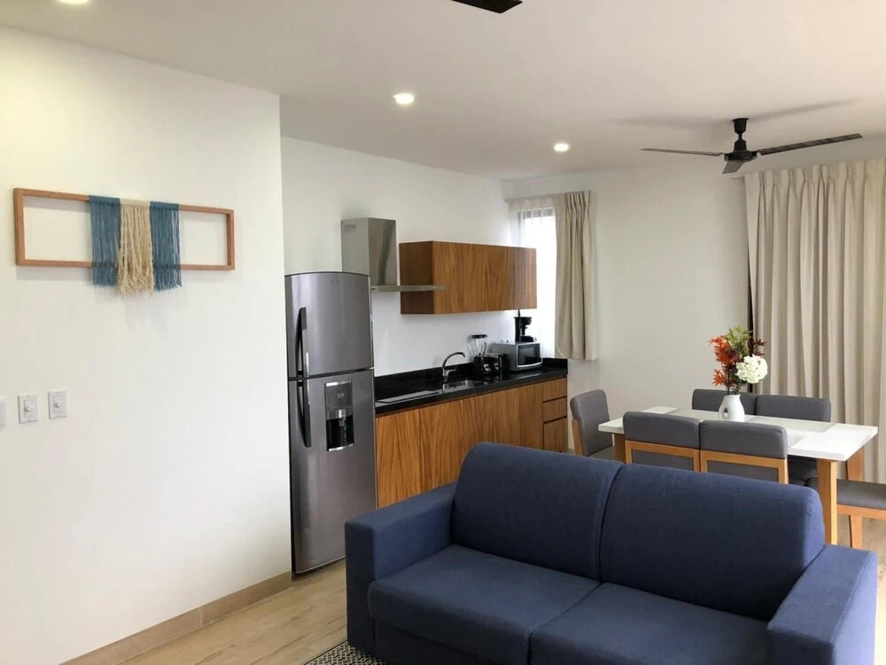Fantastic Condo Perfect for Relaxation Yoga Massage Room in Building Rooftop Pool Sunbeds