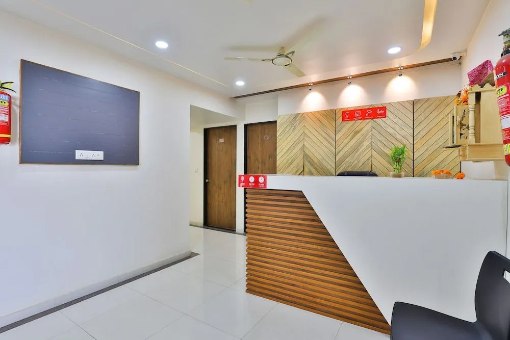 Oyo 25009 Hotel Crystal