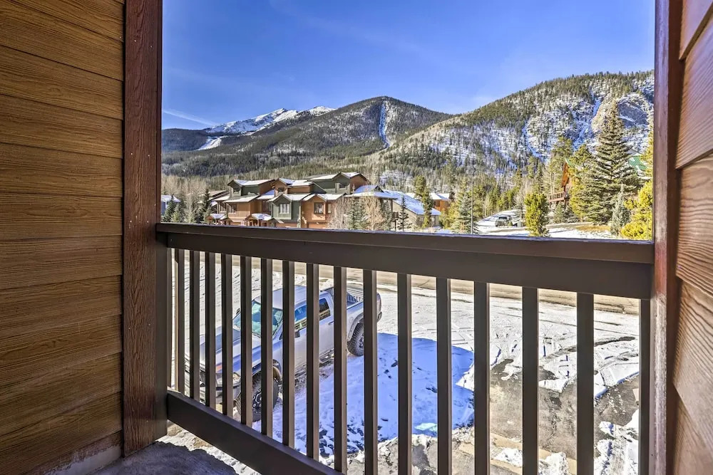 Chic Condo w/ Fireplace: Walk to Main St Frisco!