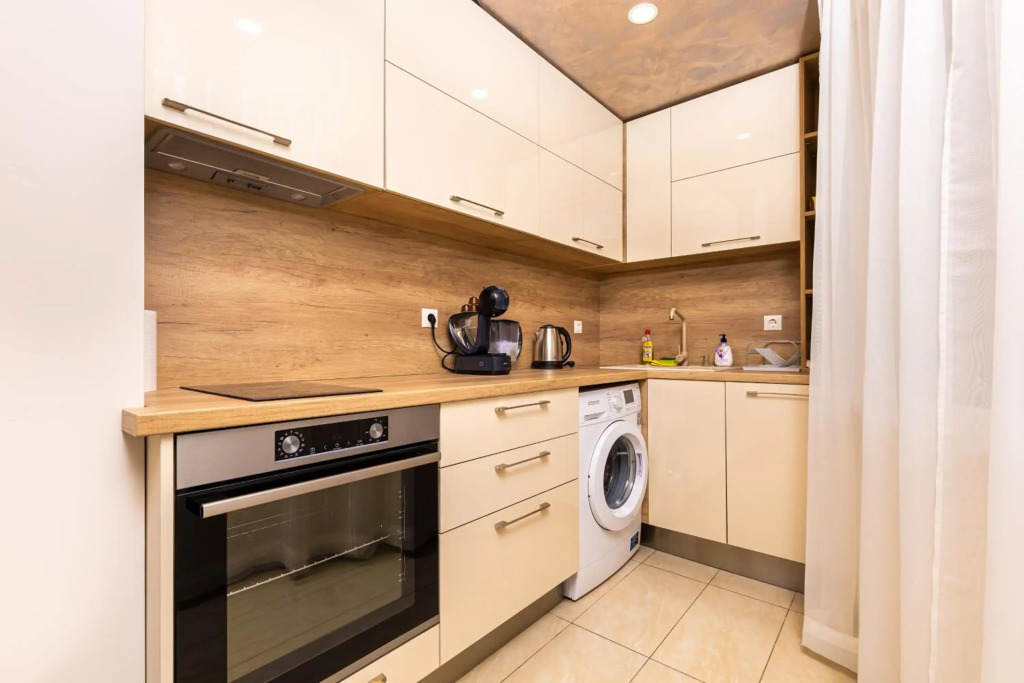 Sunny 1BD Apartment in OLD TOWN