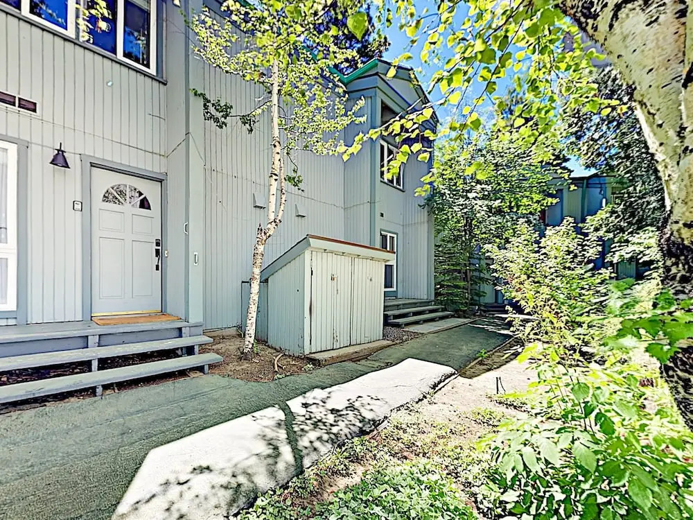 New Listing! Stylish 3-Story Condo Near Ski Resorts Condo