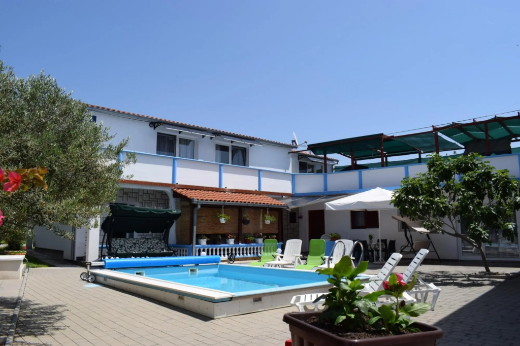 Den - With Pool - C3