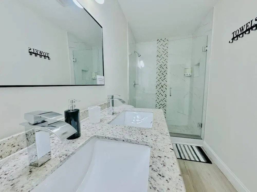 Tropical Villa King Bed Pool Top Location