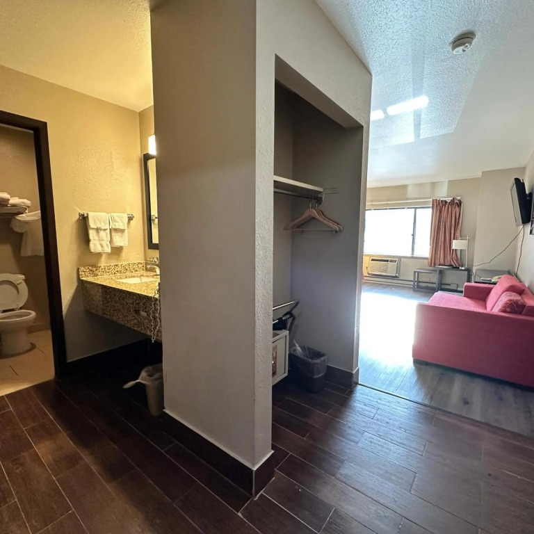 Rodeway Inn & Suites Madison East