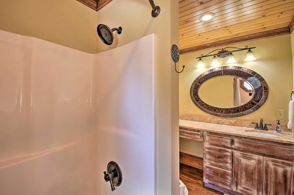 Clarkesville Ranch Cabin w/ Screened-in Porch!