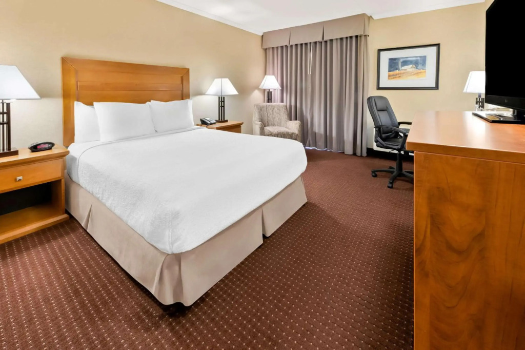 Best Western Plus NorWester Hotel & Conference Centre