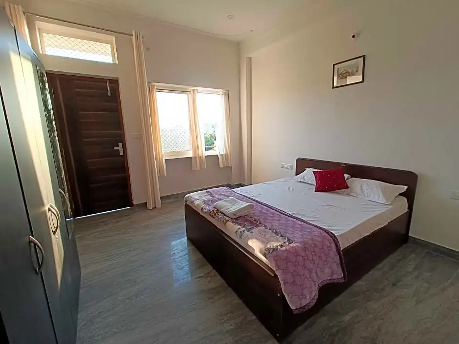 OYO HOME 84939 Choudhary White House