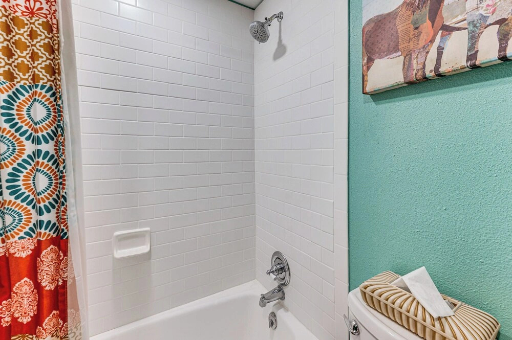 Shop, Dine, Unwind! Couples Retreat in Dtwn Golden