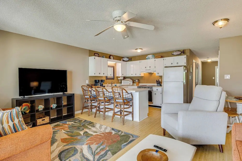 Emerald Isle Condo Near Beach w/ Screened Porch!