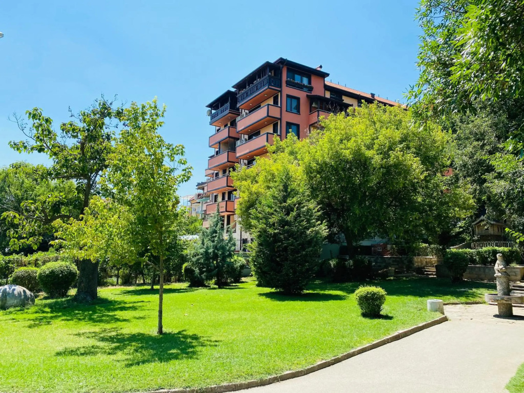 Babylon Park Apartment