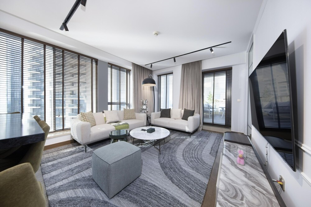 Fountain View Signature Residence With Terrace 135 SQM