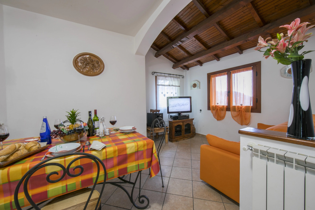 Villa Monte Enrico - With Pool & Jacuzzi - Happy Rentals