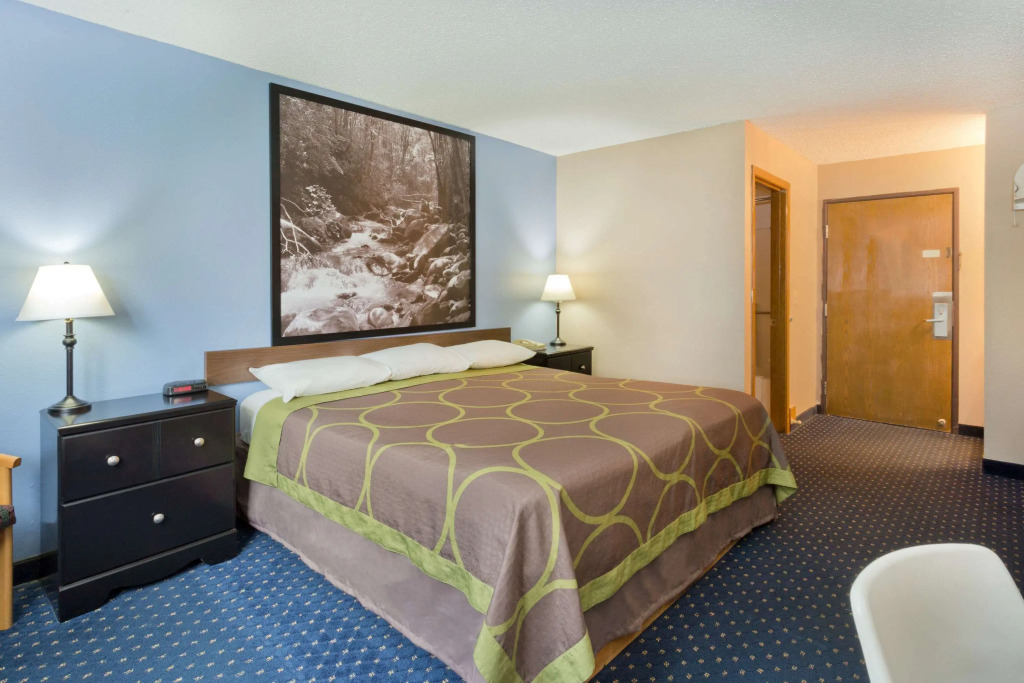 Super 8 by Wyndham Rockford I-90 Casino District