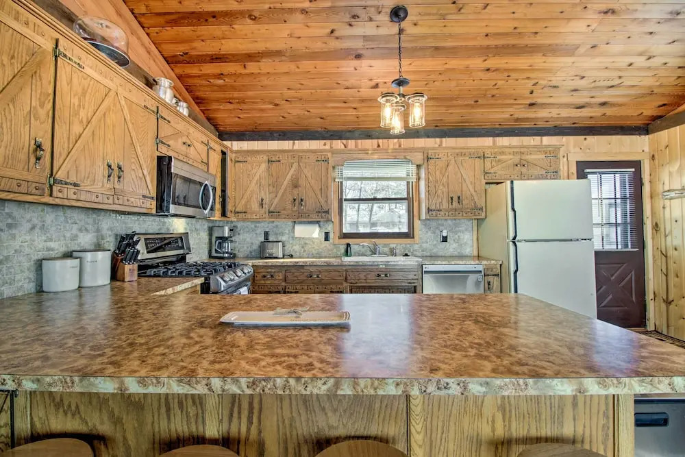 Pelican Lake Getaway on Stunning Peninsula
