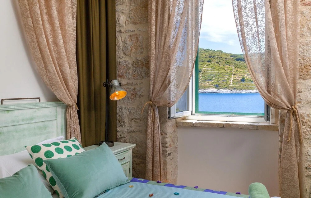 Nice Home in Vis with Hot Tub, WiFi & 2 Bedrooms